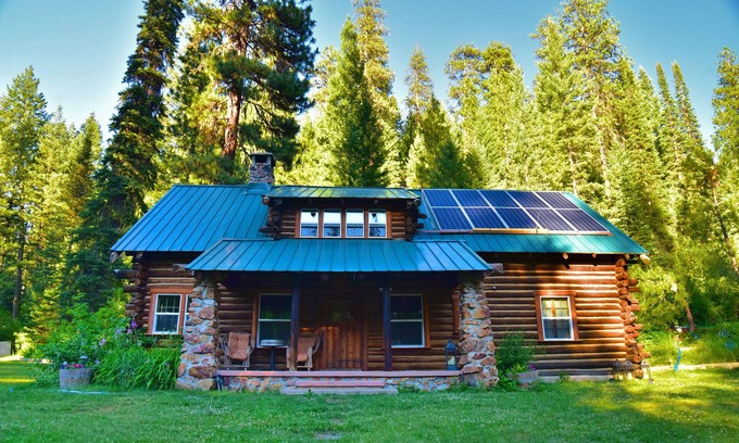 Idaho City Cabin | Creekside log cabin nestled between the pines of Idaho City