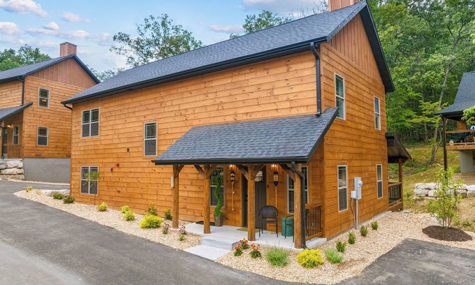 Hollister Cabin | Creekside Retreat Cabin 4BR/4BA with Pond view