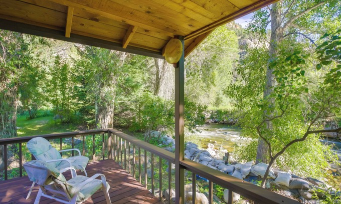 Ten Sleep Cabin | Creekside Ten Sleep Vacation Rental + Deck & Grill