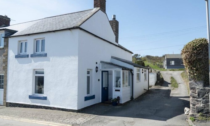 Craster Cottage | CREEL COTTAGE, CRASTER, pet friendly, with open fire in Craster