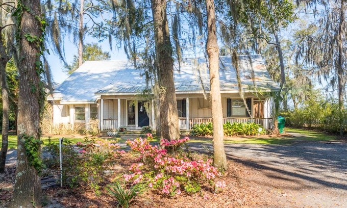 Crescent House | Crescent View-Come enjoy fishing,kayaking or just relaxing-Dock-Sleeps 10