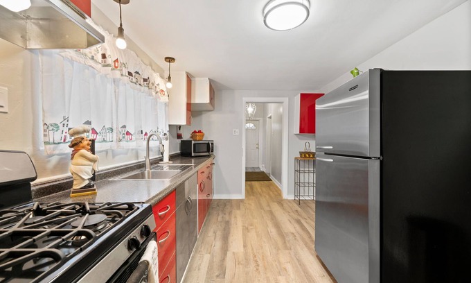 Pittsburgh House | Crew-Ready Home with 4 Queen Beds, Parking + Laundry