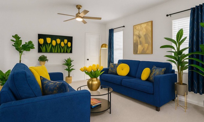 Lavon House | Crew Stay: Sleeps 10, Wi-Fi, Parking, Big Backyard