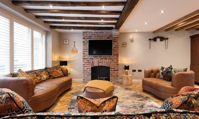 Canterbury House | Crippens, atmospheric , Historic,Quirky, Wood Burning Fire,Parking, EV, Central
