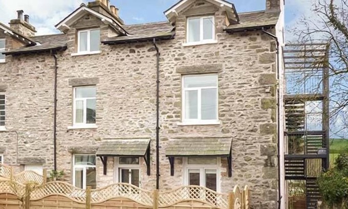 Crooklands Apartment | CROOKLANDS HOUSE 2, family friendly, with open fire in Crooklands