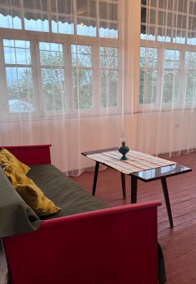 Oshakan House | crossroads guesthouse