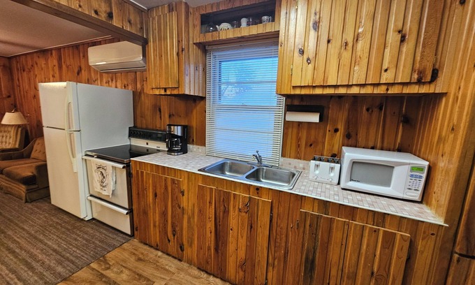 Nevis Cabin | Crow Crest Lodge Resort #10 Northern Adventure, Stunning Sunsets, Family Getaway