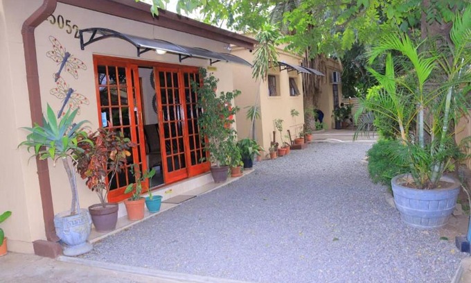 Francistown House | Crown Bed & Breakfast