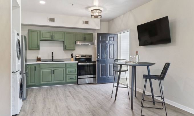 Midtown House | Crystal Clear Comfort Studio ~D