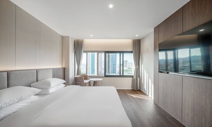Duryu-dong Hotel | Crystal Hotel