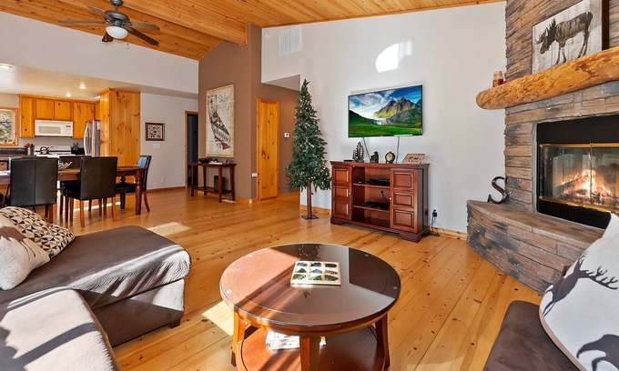 Fox Farm House | Crystal Lake Retreat by Destination Big Bear: Log Style Home! Game Table! Centrally Located in Fox Farm!