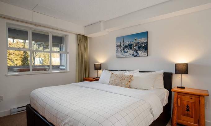 Blackcomb Apartment | ❄︎Crystal Suite❄︎ 2 BR Renovated Penthouse - A/C | Glacier Lodge