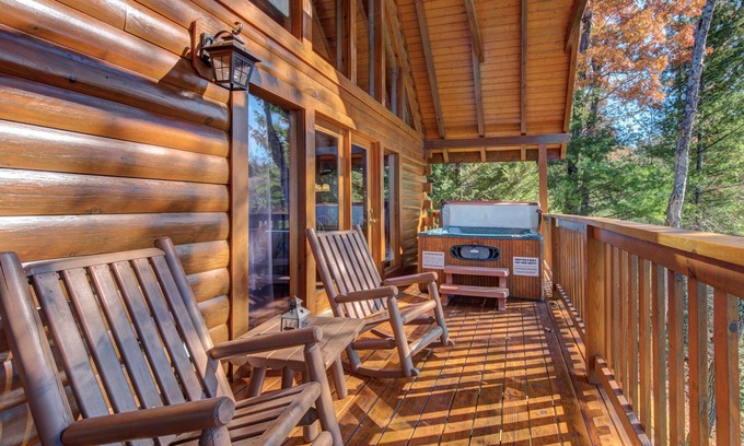 Black Bear Falls Cabin | Cub's Corner | Amazing Views, Hot Tub, Pool Access