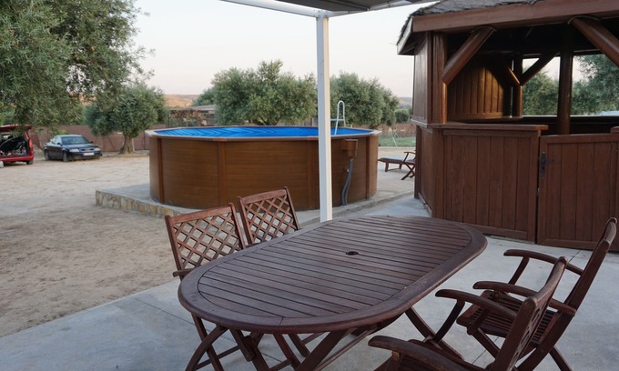 Morata de Tajuna House | Cuchifarm accommodation near Warner Bros.