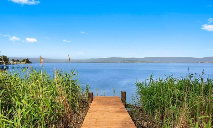 Windang House | Cudgeree Bay Lake House on shores of Lake Illawarra