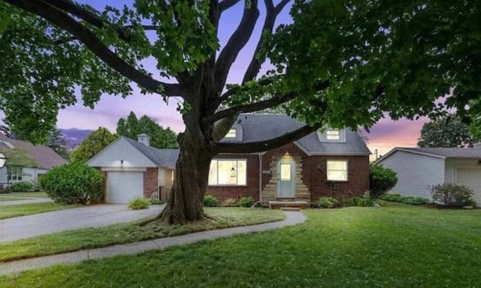 Toledo House | Cul-de-Sac Charm on River Road