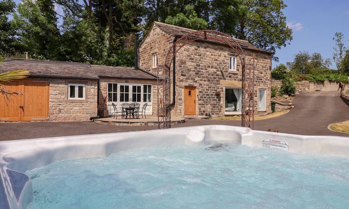 Shipley Cottage | CUNLIFFE BARN, pet friendly, with hot tub in Esholt