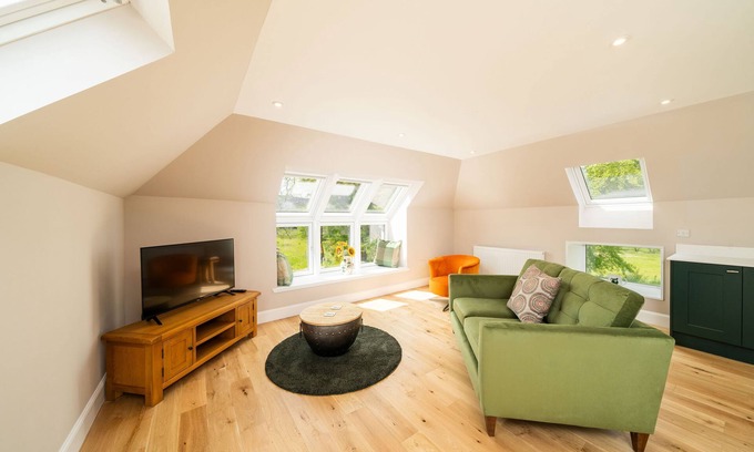Dunkeld Cottage | Curlew Corner - a cottage that sleeps 2 guests in 1 bedroom