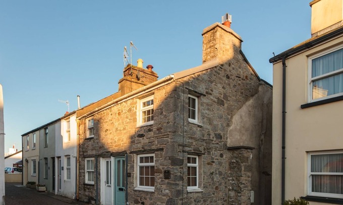 Castletown Cottage | Curlew Cottage - a holiday cottage that sleeps 2 guests in 1 bedroom