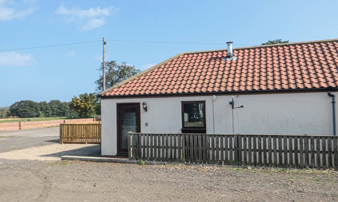 Muston Cottage | CURLEW COTTAGE, pet friendly, character holiday cottage in Filey