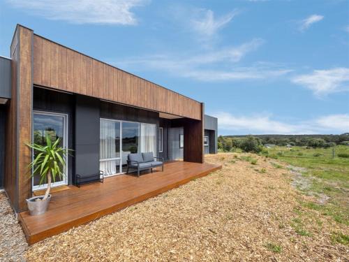 Burnside House | Cusmano Retreat - contemporary rural homestay