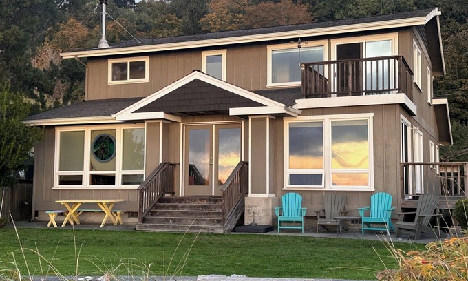 Maxwelton House | Custom Family Beach House - Pet & Child Friendly