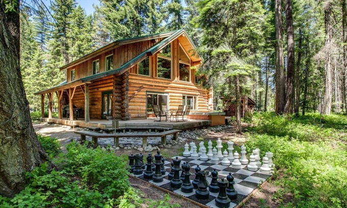 Ardenvoir House | Custom Log Home w/Hot Tub, Game Loft & 5 minute walk to River & Sandy Beach!
