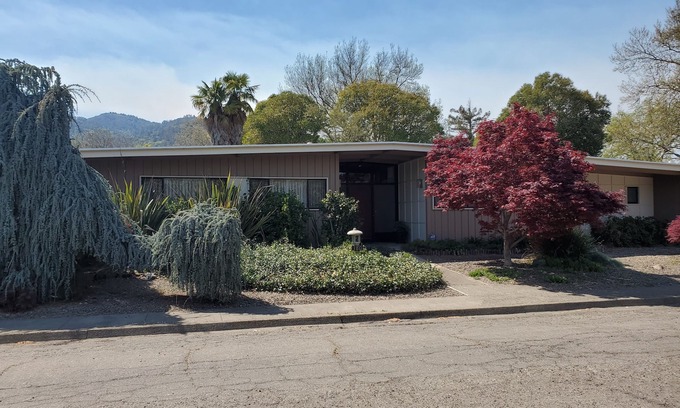 Ukiah House | Custom Redwood Mid-Century Modern home on quiet street near downtown