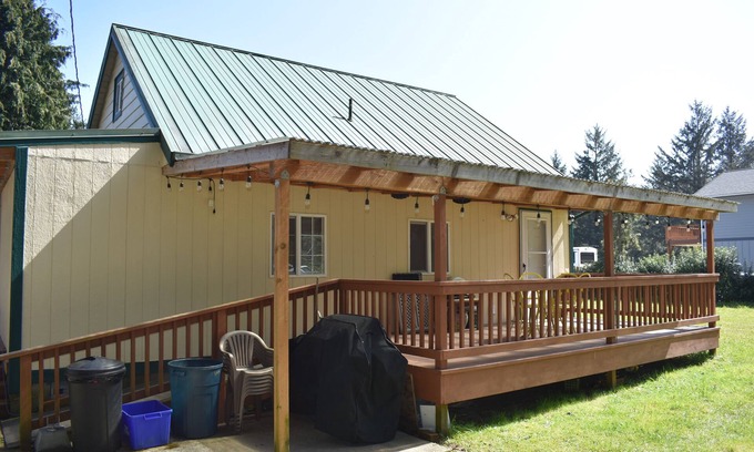 Winchester Bay House | Cute 2 Bedroom Home Near Bay with creek right in the backyard!