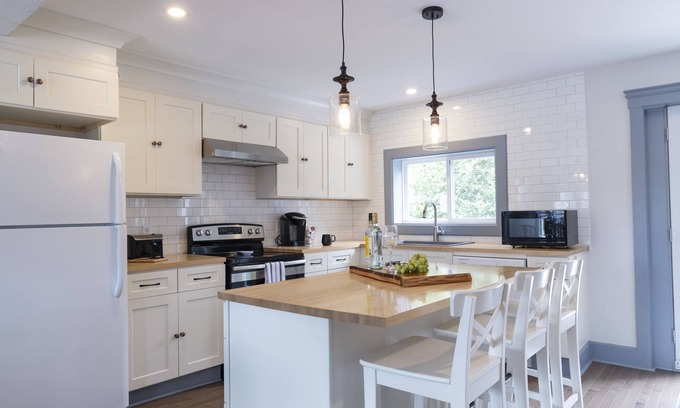 St. Andrews House | Cute 3 Bedroom House 100yards to Downtown
