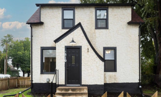 Forest Lake House | Cute and Clean Forest Lake home with character and charm.