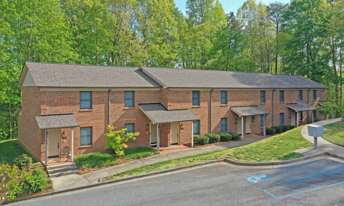 Kernersville House | Cute and Cozy 2 bedroom Townhouse!