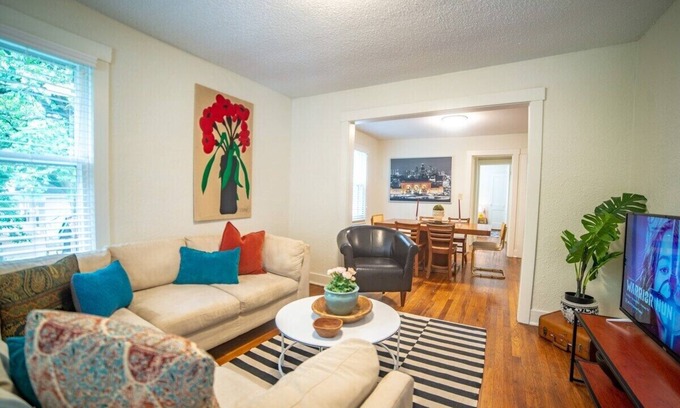 Southmoreland Condo | Cute And Cozy, Private and Quiet. Central KC