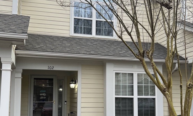 Wilmington Condo | Cute “beachy” condo -2 miles from the beach in quiet neighborhood
