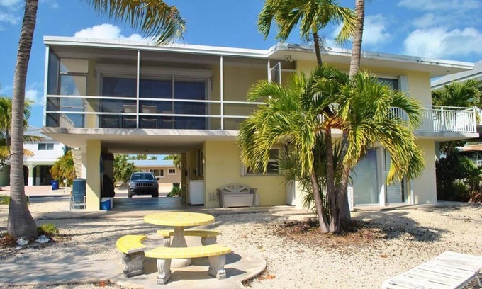 Venetian Shores House | Cute Canal front Venetian Shores Weekly Rental!