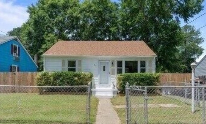 Issue House | Cute, Charming House that is Pet Friendly and less than 10 minutes from Beach