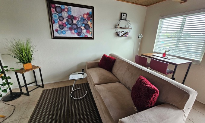 Richmond Apartment | Cute Cozy and Quiet Upstairs 2 Bedroom Apartment in Richmond CA