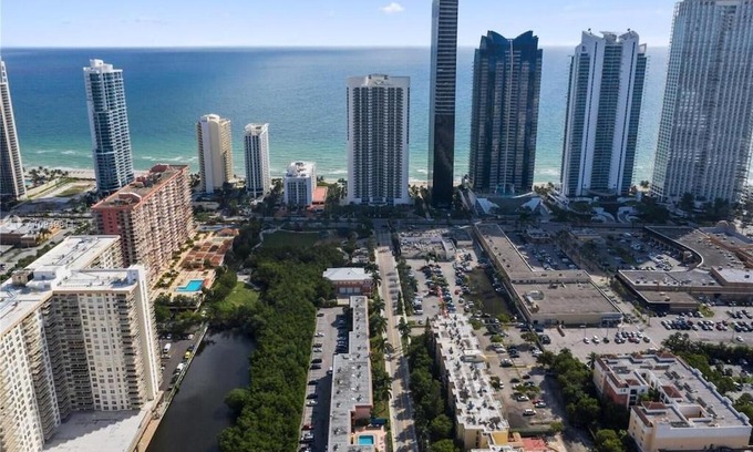 Sunny Isles Beach Apartment | Cute, cozy condo walk to the beach!