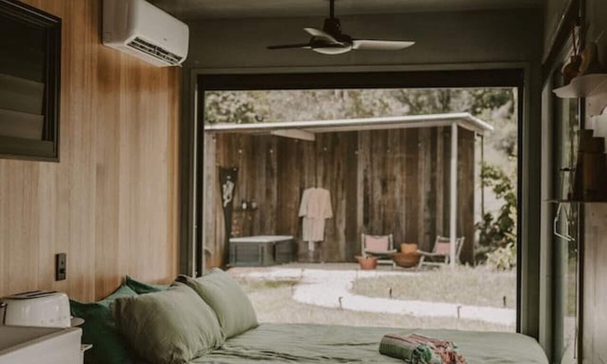 Palmwoods Apartment | Cute, Cozy Container + Outdoor Bath near Montville