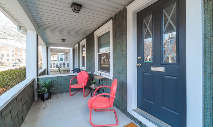 University District House | Cute, cozy, crash pad near bike path! Quiet, convenient, Short North location!