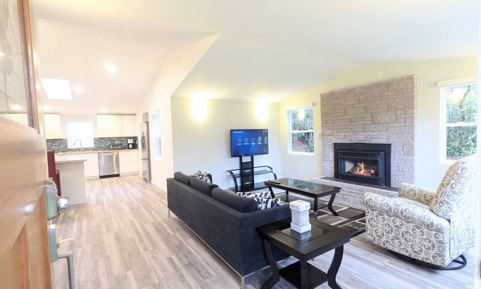 The Bowl of Edmonds House | Cute Edmonds Bowl Cottage
