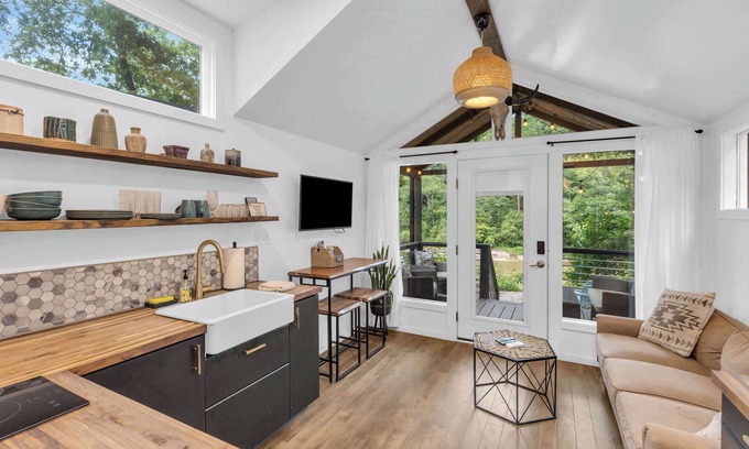 Greenville Cabin | Cute Getaway on River - 6 Minutes to Greenville