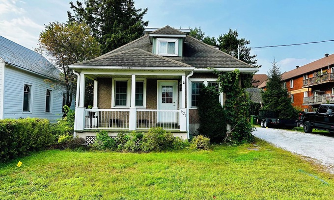 Pembroke House | Cute old farmhouse, located within the city. Recently updated.