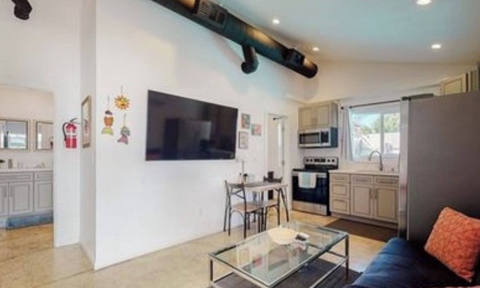 Canoga Park House | Cute One Story Residence 3 bedroom with pool