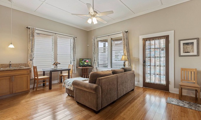Wailuku Cottage | Cute Plantation Cottage; Walk into Wailuku Town; Central Location!