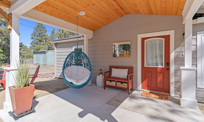 Larkspur House | Cute, Quiet & Private Bungalow - Newly Remodeled