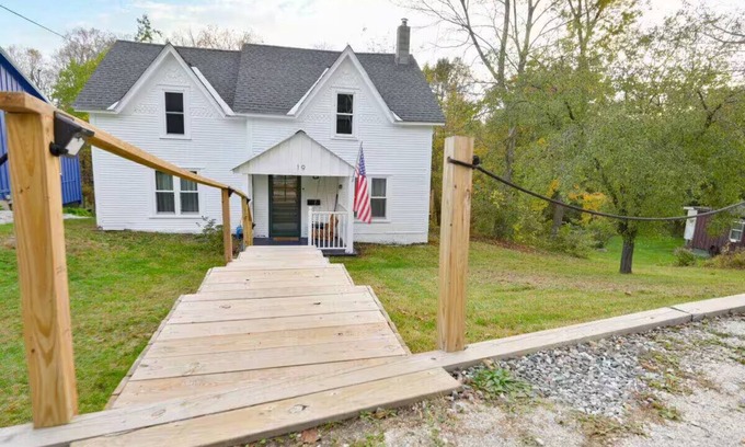 Brandon House | Cute, Renovated Historic Home on River, Walk to Downtown