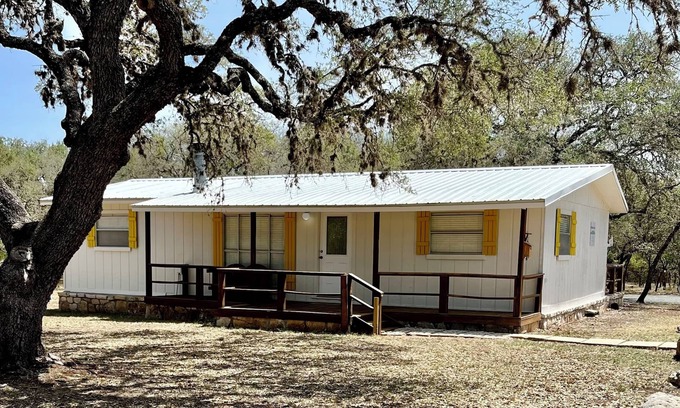 Rio Frio Cabin | Cute, Secluded cabin in the Woods, 2 miles from Garner State Park