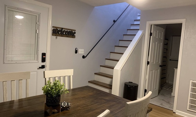 Northwest Apartment | Cute Space Near TownCenter 15 Minutes from Beaches