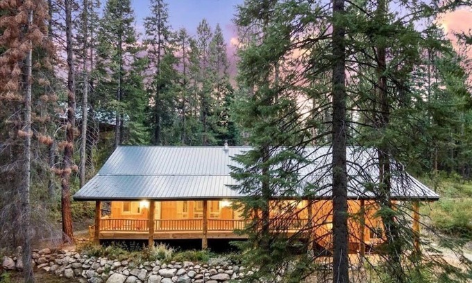 Garden Valley Cabin | Cutthroat Cabin: Large cabin with creek, 5 min. to Terrace Lakes for golf